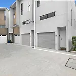 Water View Modern Three-Level Townhouse In Carrara