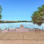 Water View Modern Three-Level Townhouse In Carrara