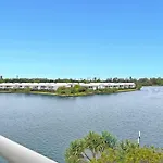 Water View Modern Three-Level Townhouse In Carrara
