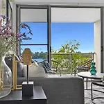 Water View Modern Three-Level Townhouse In Carrara