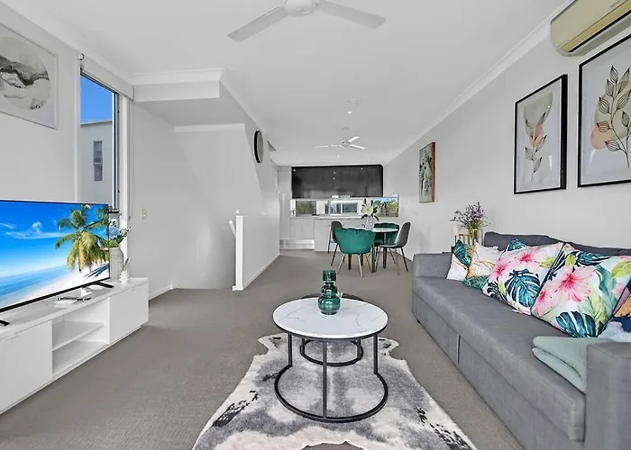 Water View Modern Three-Level Townhouse In Carrara