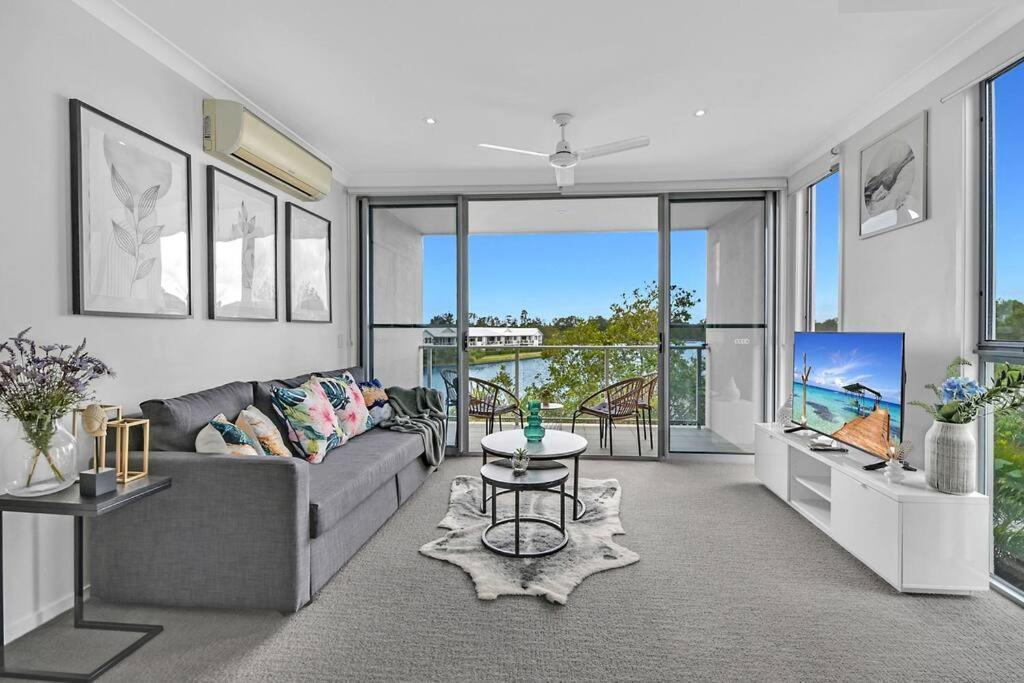 Water View Modern Three-level Townhouse In Carrara *