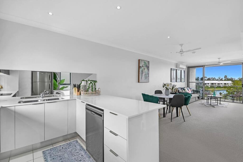 Water View Modern Three-level Townhouse In Carrara Gold Coast