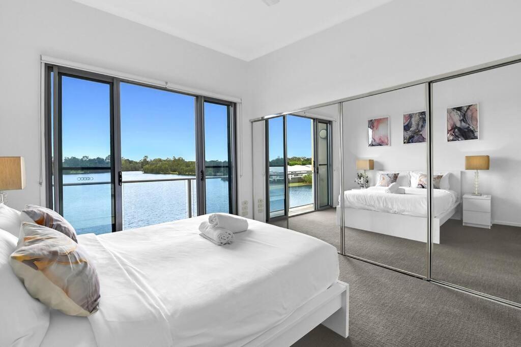 Water View Modern Three-level Townhouse In Carrara Apartment