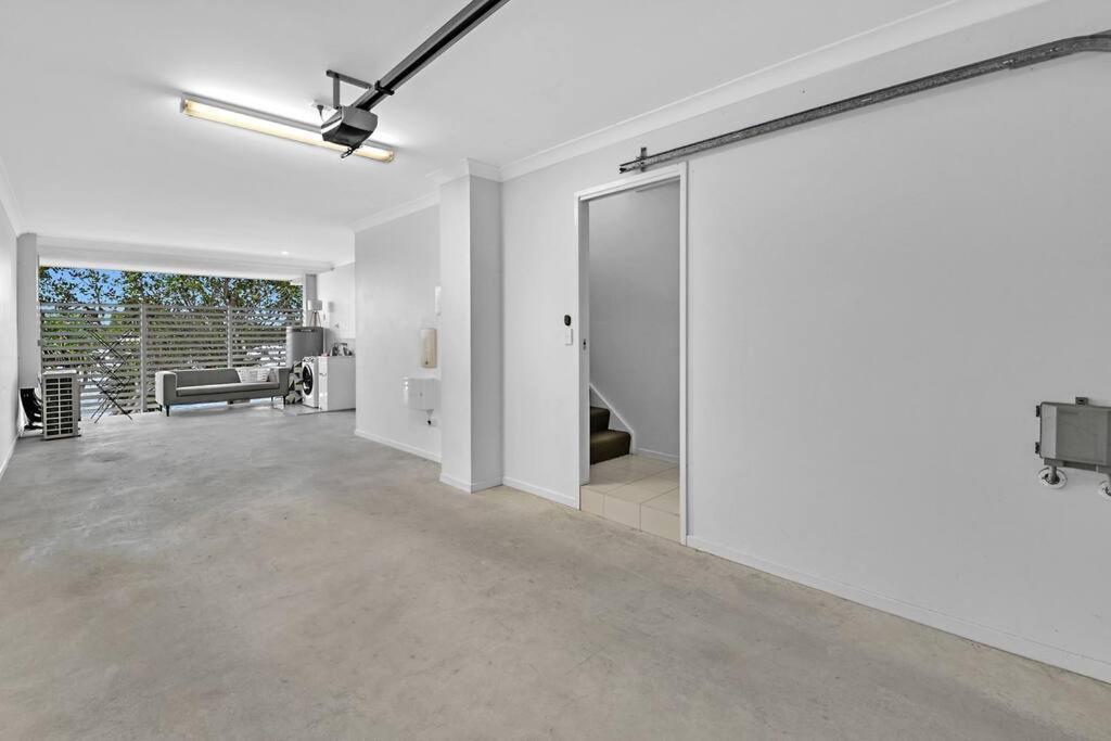 Water View Modern Three-level Townhouse In Carrara Apartment Gold Coast