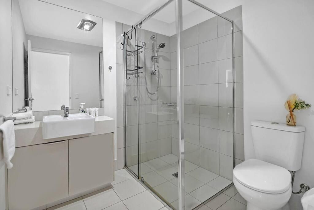 Water View Modern Three-level Townhouse In Carrara *