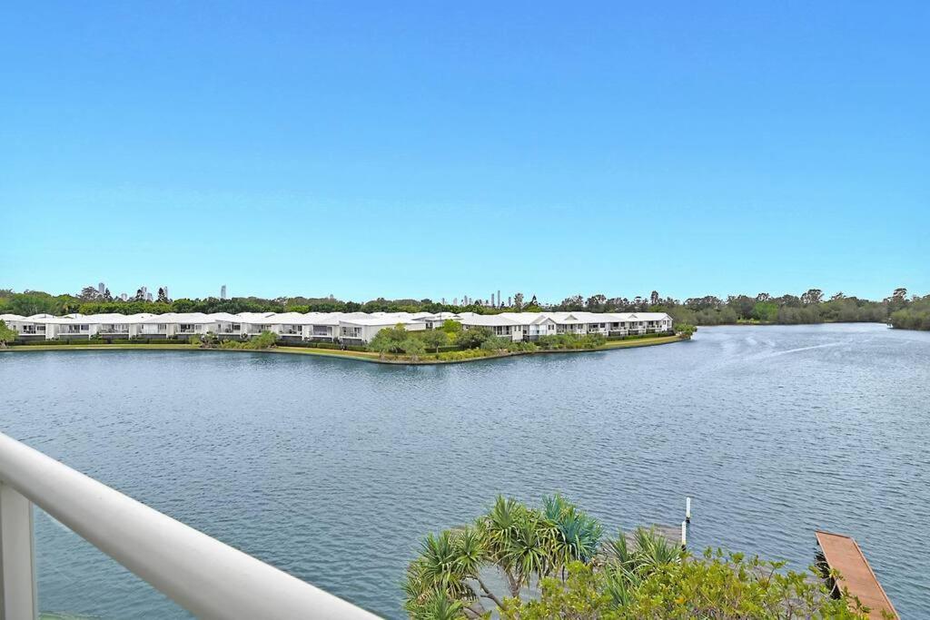 Water View Modern Three-level Townhouse In Carrara Apartment