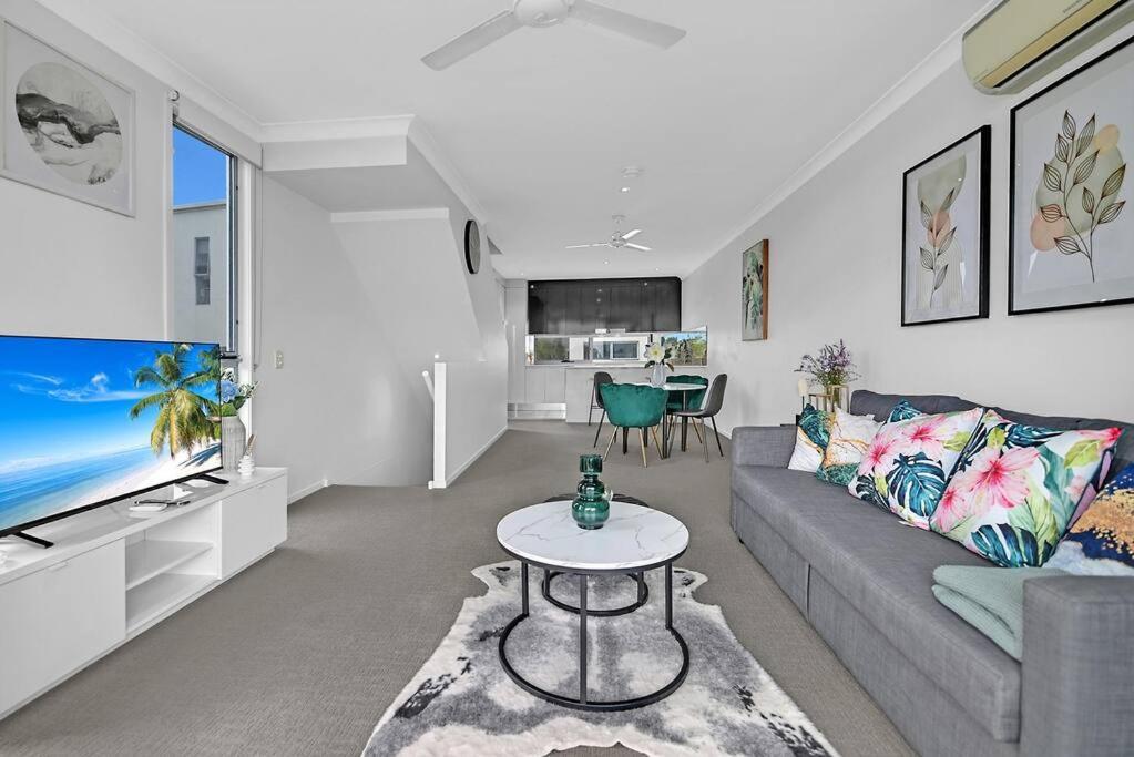 Apartment Water View Modern Three-level Townhouse In Carrara