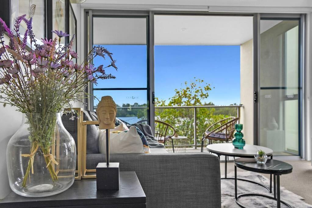 Apartment Water View Modern Three-level Townhouse In Carrara *