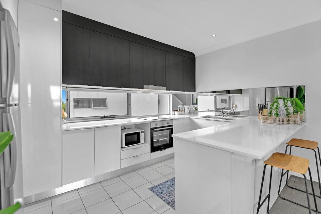 Water View Modern Three-level Townhouse In Carrara Apartment Gold Coast