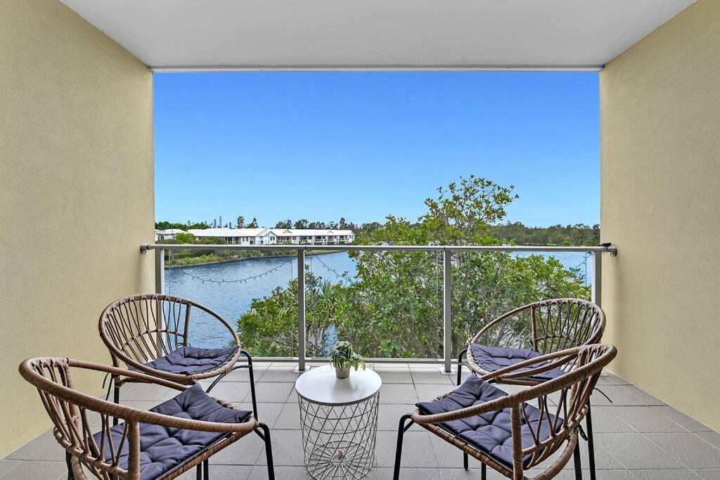 Water View Modern Three-level Townhouse In Carrara *